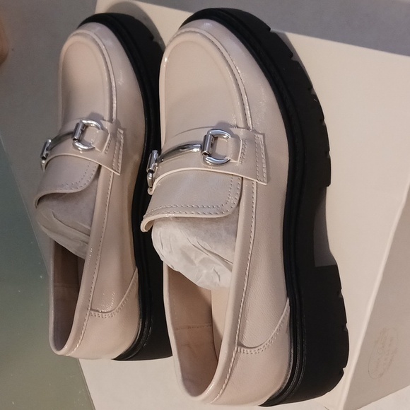 Elegant Cream Loafers with Black Soles - Picture 2 of 5